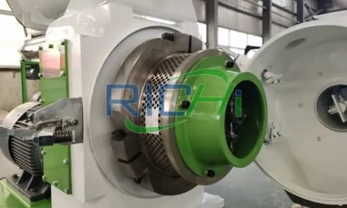 Cutting device of wood pellet press