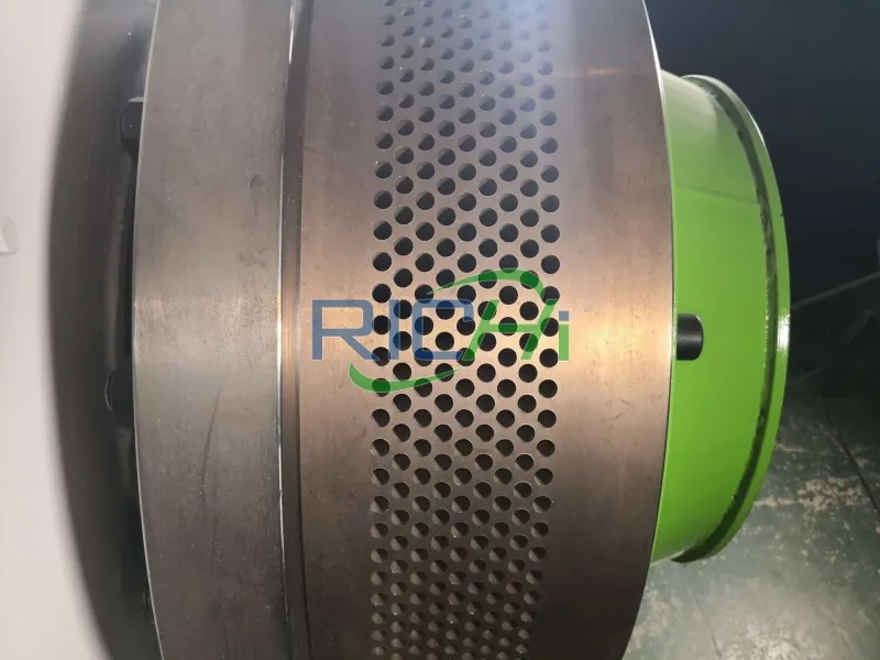 die hole of the ring die