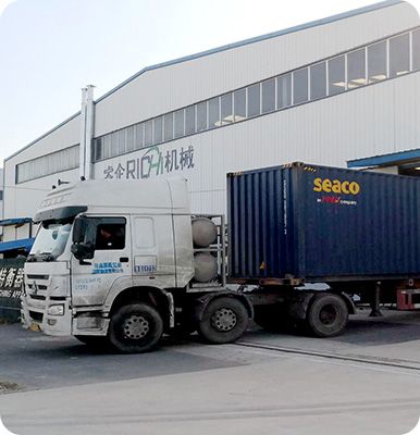 The logistics vehicle is loading the poultry feed machine.
