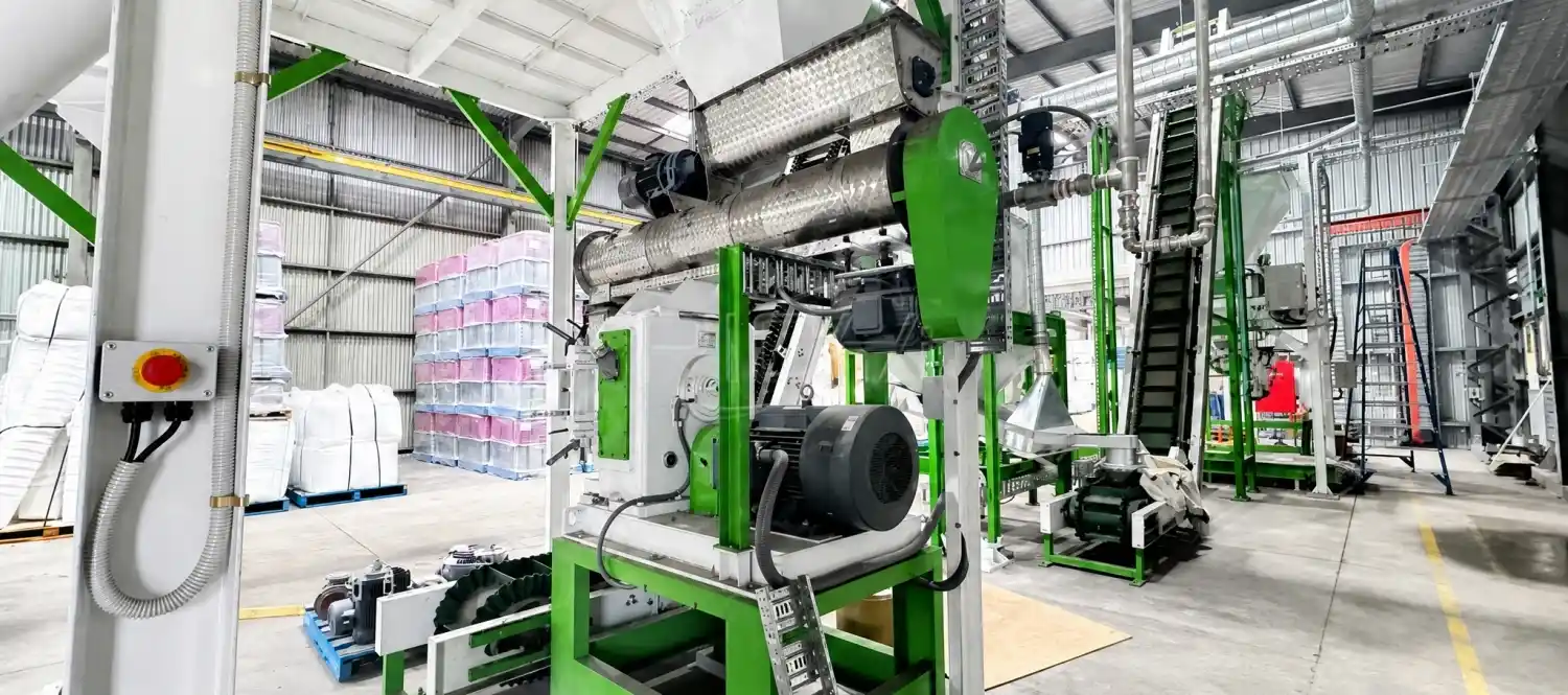 Máquina de fabricação de areia para gatos de 2 a 3 toneladas por hora à venda na Indonésia.